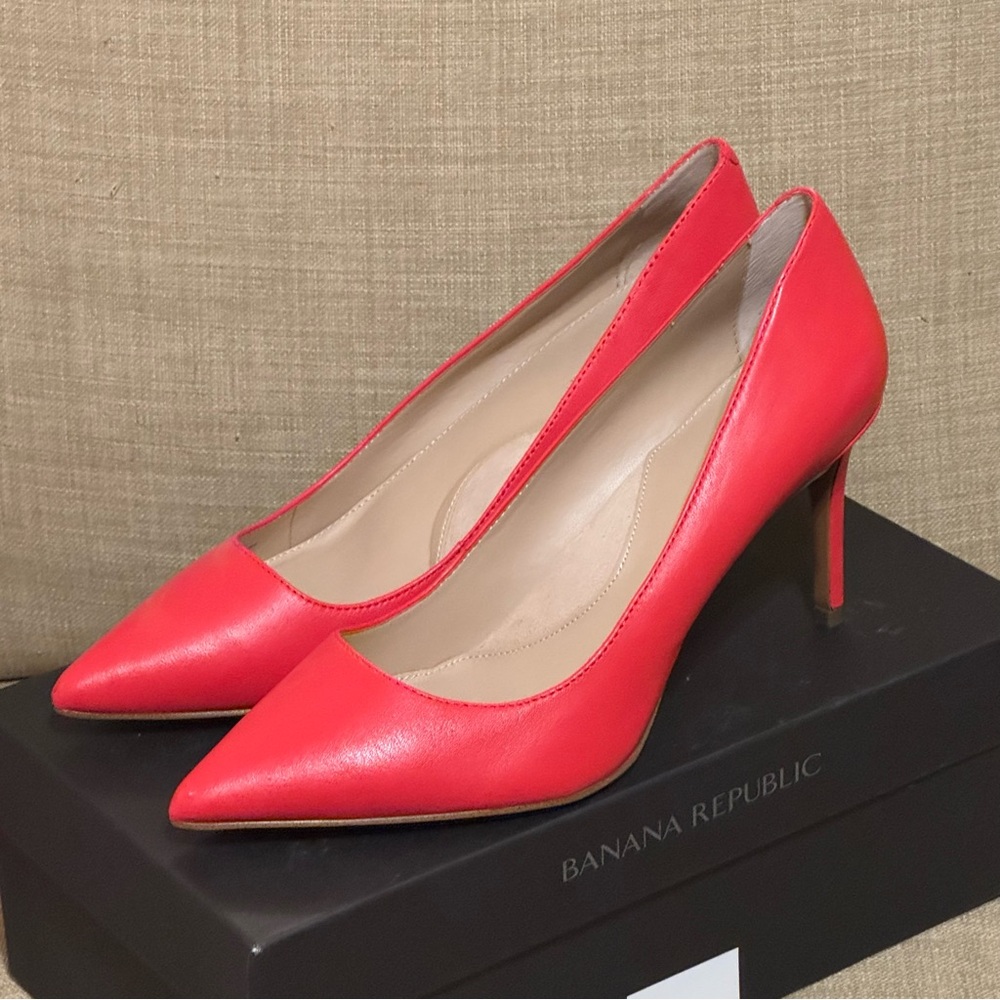 Banana Republic Madison Rounded Topline 12-Hour Pump Lipstick Red size 10
